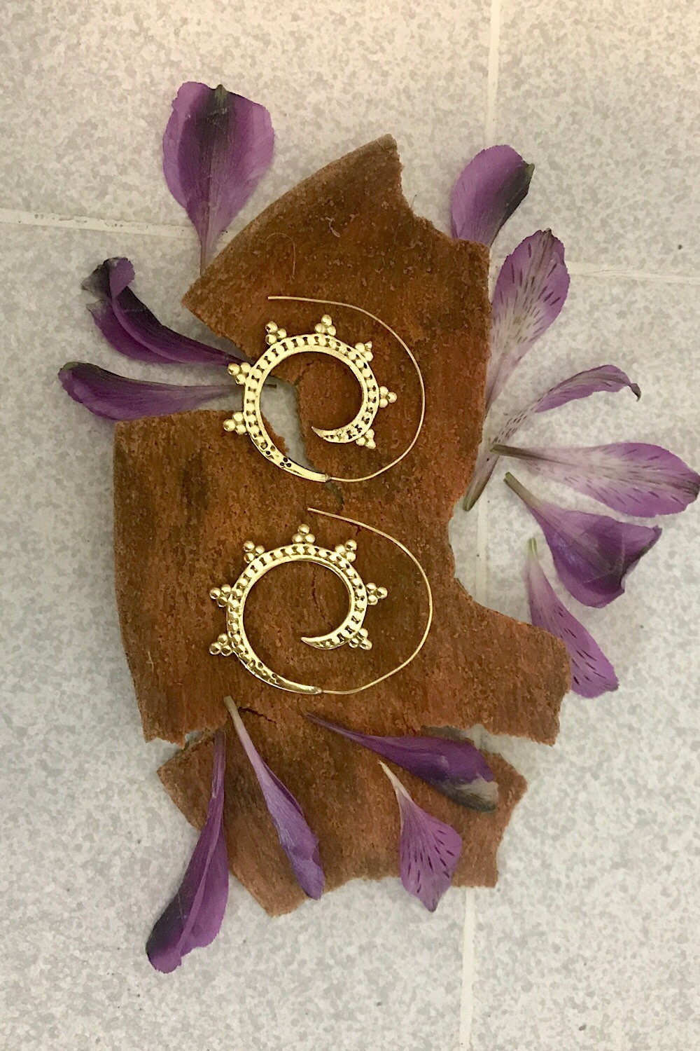 Spiral Brass Earrings/Bucklace d'oreille Laiton Lotus/ Boho Earrings/ Tribal Jewelry/ Gypsy Hoop Earrings/ Ethnic Earrings/ Laboho/ Belly