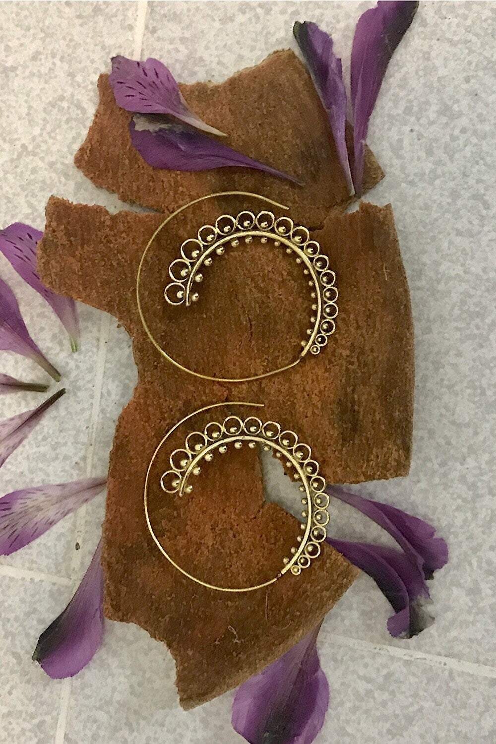 Spiral Brass Earrings/ Bucklace d'oreille Laiton Lotus/ Boho Earrings/ Tribal Jewelry/ Gypsy Hoop Earrings/ Ethnic Earrings/ Laboho