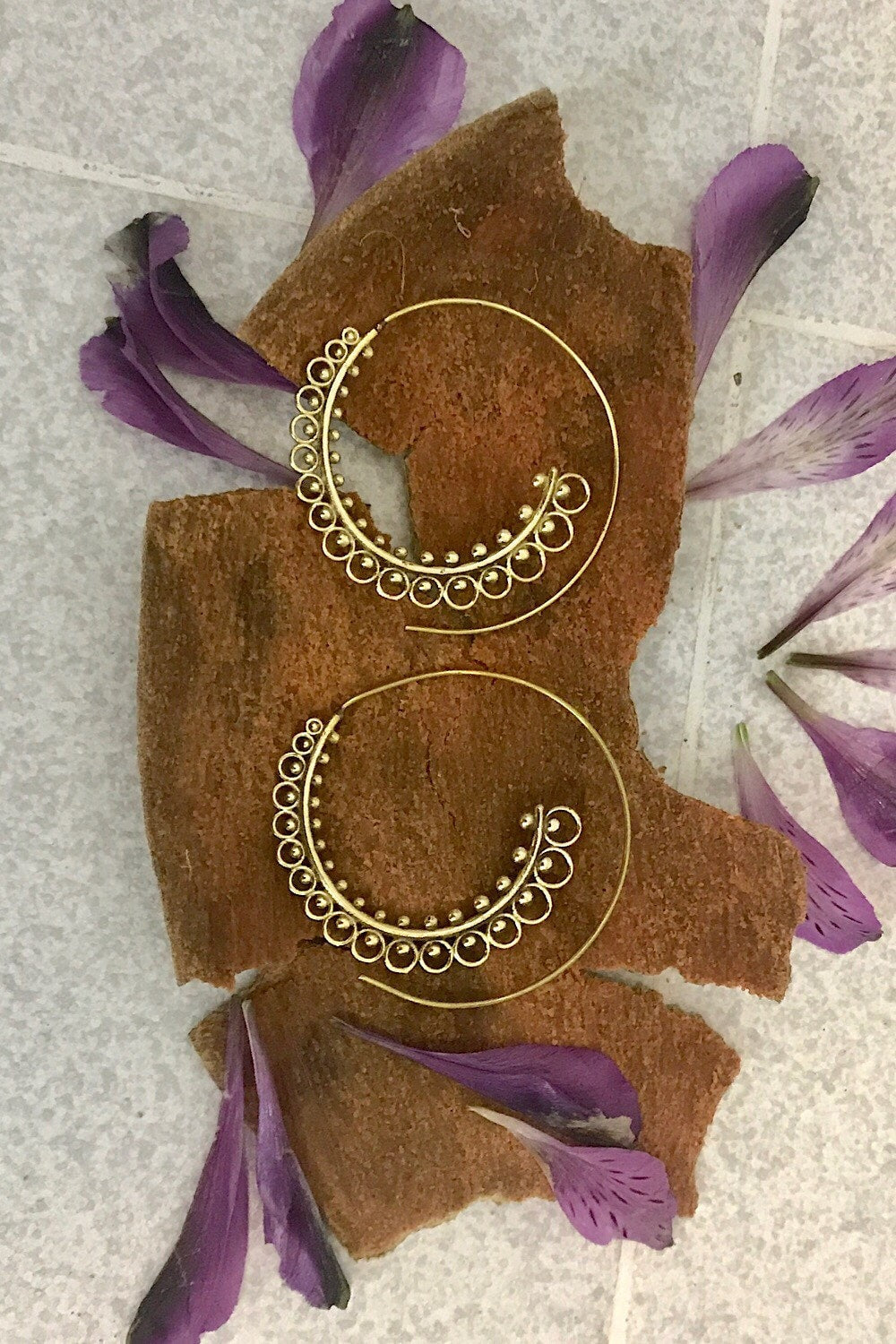 Spiral Brass Earrings/ Bucklace d'oreille Laiton Lotus/ Boho Earrings/ Tribal Jewelry/ Gypsy Hoop Earrings/ Ethnic Earrings/ Laboho