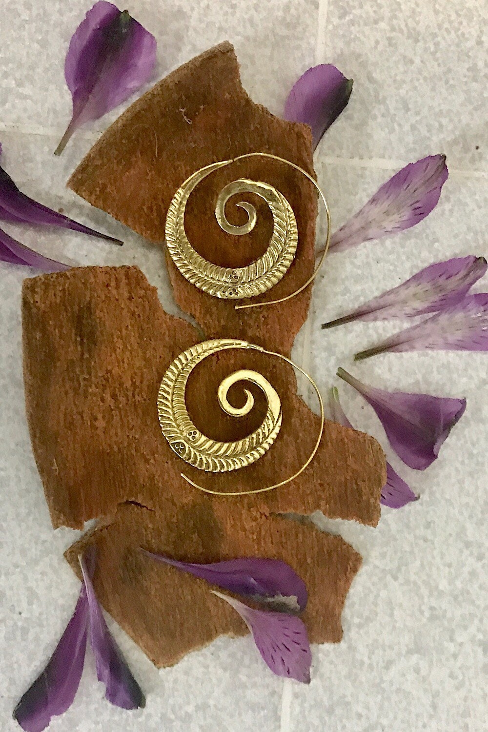 Spiral Brass Earrings/ Bucklace d'oreille Laiton Lotus/ Boho Earrings/ Tribal Jewelry/ Gypsy Hoop Earrings/ Ethnic Earrings/ Lalaboho