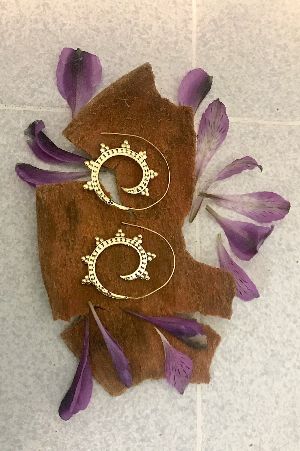 Spiral Brass Earrings/Bucklace d'oreille Laiton Lotus/ Boho Earrings/ Tribal Jewelry/ Gypsy Hoop Earrings/ Ethnic Earrings/ Laboho/ Belly