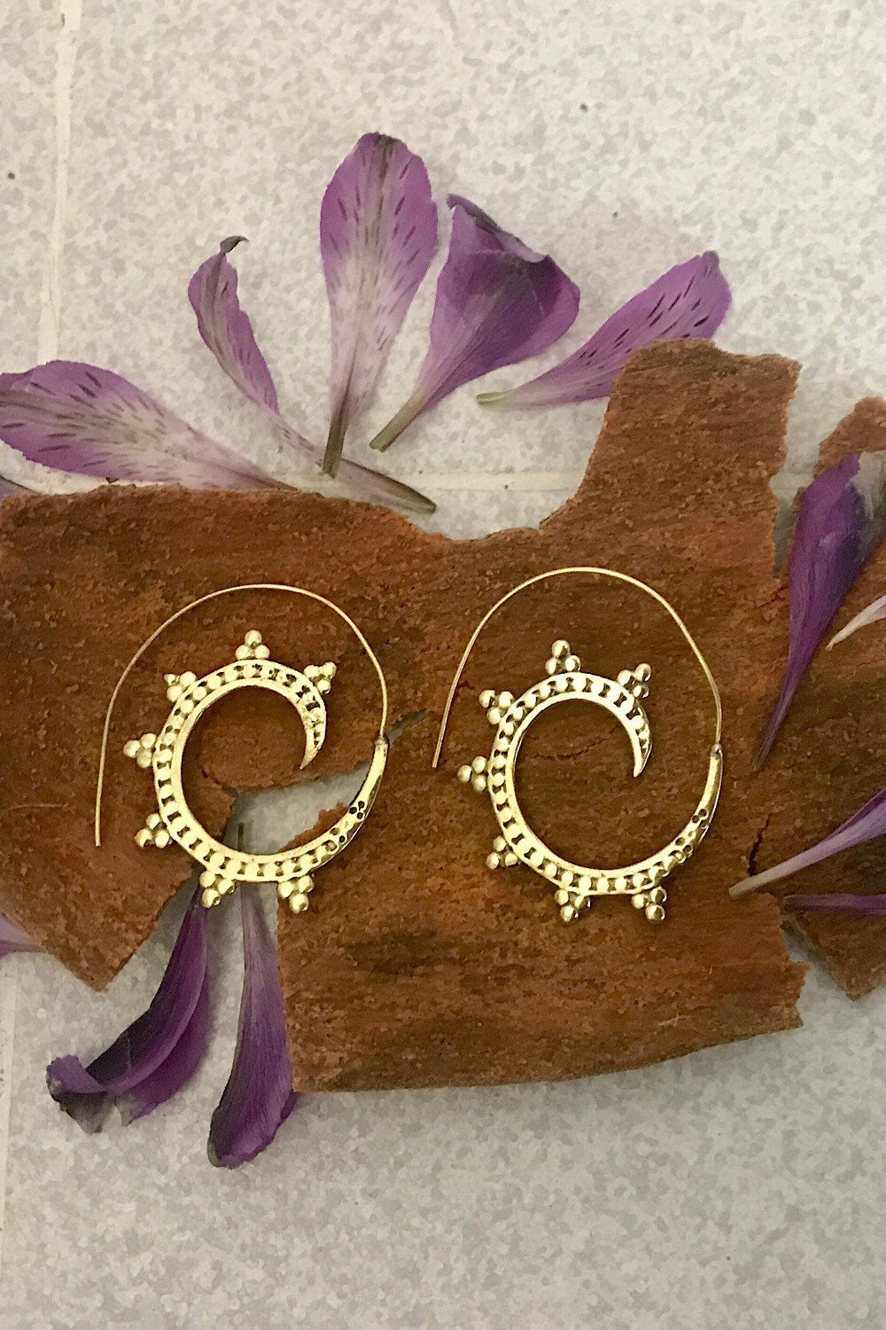 Spiral Brass Earrings/Bucklace d'oreille Laiton Lotus/ Boho Earrings/ Tribal Jewelry/ Gypsy Hoop Earrings/ Ethnic Earrings/ Laboho/ Belly