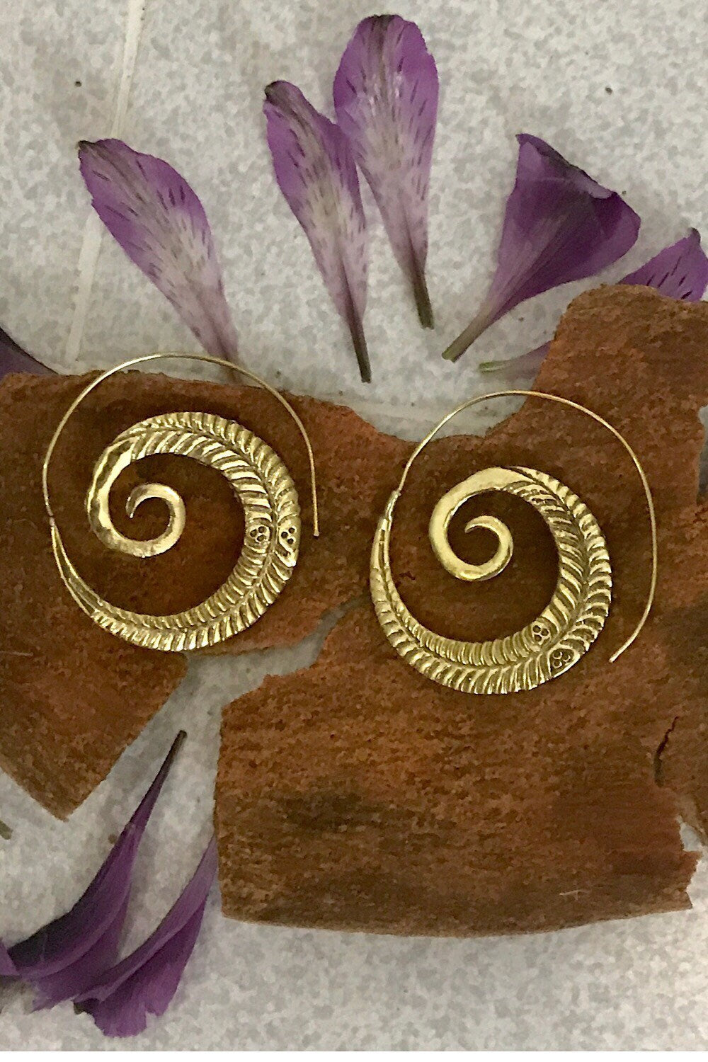 Spiral Brass Earrings/ Bucklace d'oreille Laiton Lotus/ Boho Earrings/ Tribal Jewelry/ Gypsy Hoop Earrings/ Ethnic Earrings/ Lalaboho