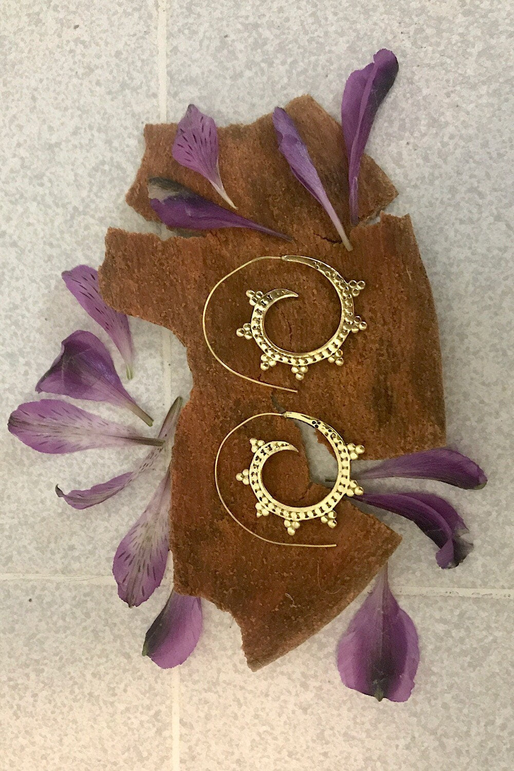 Spiral Brass Earrings/Bucklace d'oreille Laiton Lotus/ Boho Earrings/ Tribal Jewelry/ Gypsy Hoop Earrings/ Ethnic Earrings/ Laboho/ Belly